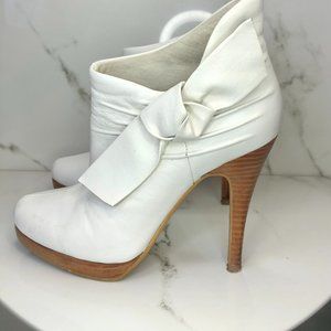 White Ankle boot with bow